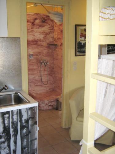 Adonis Guesthouse Batsi Habitación foto